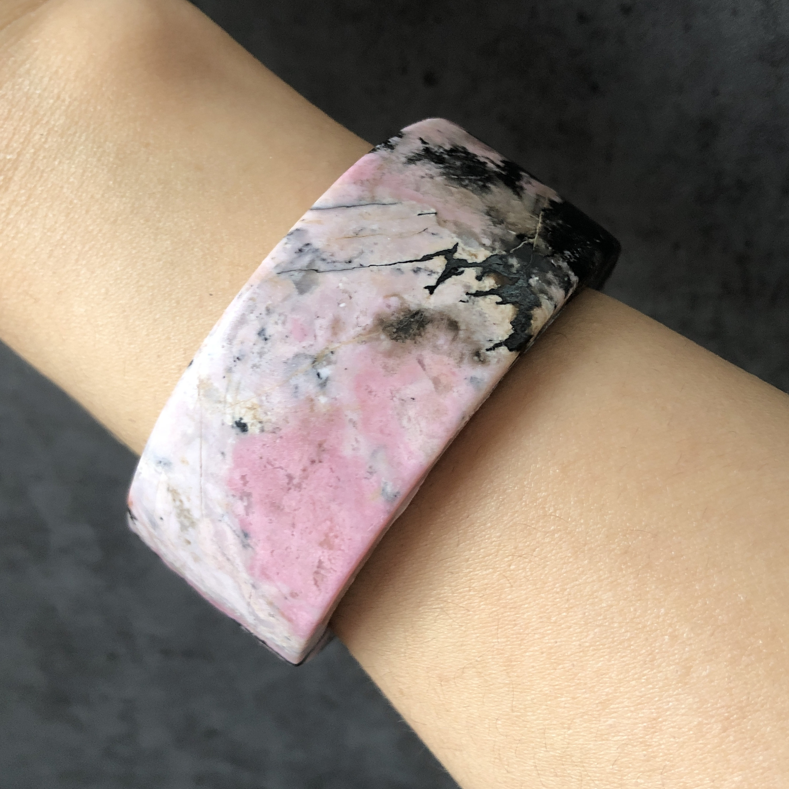 52.6 mm 高品質天然ロードナイト バングル ブレスレット | ピンクの