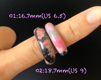 Pode incluir: Duas alianças de pedra preciosa rosa e preta em um dedo. A aliança à esquerda mede 16,7 mm (tamanho US 6,5) e a aliança à direita mede 18,7 mm (tamanho US 9).