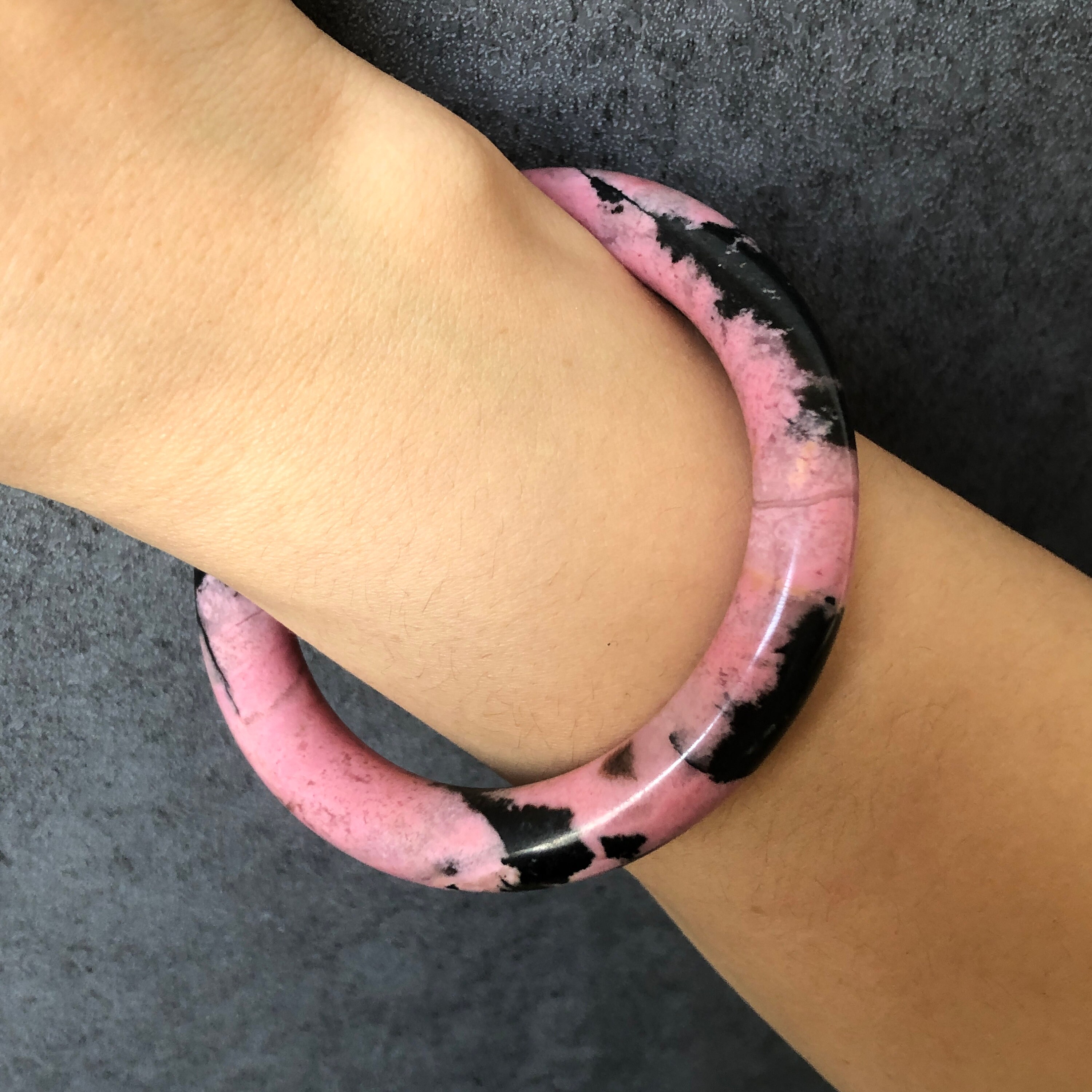 57 mm 高品質天然ロードナイト バングル ブレスレット | ピンクの顆粒