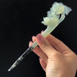 Épingle à cheveux sculptée à la main en serpentine de jade Xiu naturelle certifiée | Chat et rose | Stick pour cheveux en jade vert | Cadeau vintage en épingle à cheveux asiatique chinoise pour elle