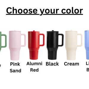 Puede incluir: Una selecci&oacute;n de tazas de viaje aisladas en varios colores, incluyendo salvia, rosa arena, rojo, negro, crema y azul claro. Cada taza tiene un asa y una tapa, con el texto "Choose your color" encima.