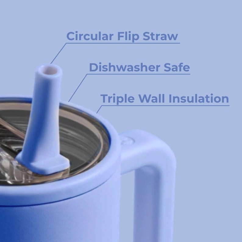 Puede incluir: Primer plano de un vaso aislante azul claro con asa. Incluye una pajita abatible circular, dise&ntilde;o apto para lavavajillas y triple aislamiento t&eacute;rmico. Perfecto para mantener las bebidas fr&iacute;as o calientes.