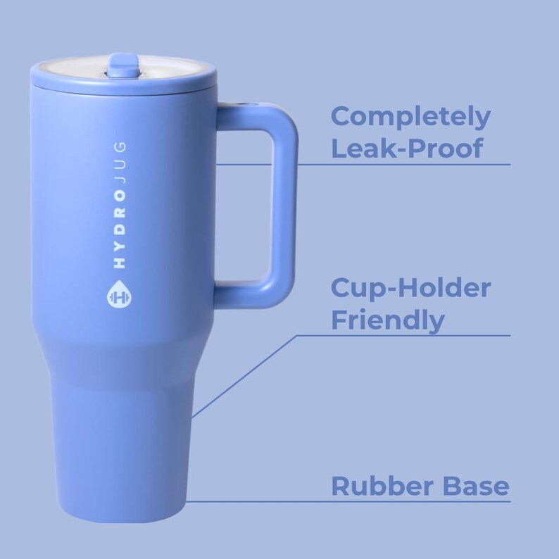 Puede incluir: Una Hydrojug azul b&iacute;garo con asa y tapa. La jarra tiene el nombre de la marca impreso verticalmente en el lateral. El texto de la imagen dice "Completely Leak-Proof", "Cup-Holder Friendly" y "Rubber Base".