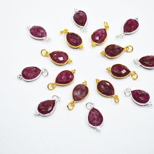 Connettore a forma di pera sfaccettata in rubino tinto, ciondolo a forma di pera con castone singolo in rubino tinto, venduto a pezzo, 11 x 22 mm, RB-7307