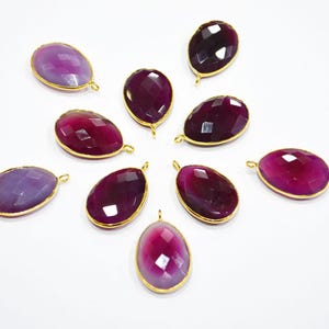 Connecteur en forme d'oeuf à facettes calcédoine couleur rubis , Connecteur à lunette simple calcédoine couleur rubis , Vendu à l'unité , 19 x 26 mm , RB-7542