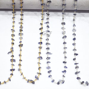 Peut inclure: Cinq brins de chaîne avec de petites perles de pierres précieuses bleu clair irrégulières. Deux brins sont en or et trois en argent.