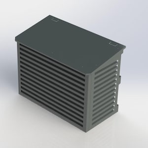Puede incluir: Una caja de almacenamiento exterior de metal gris con una tapa con bisagras y paneles de ventilación con listones en la parte delantera y los lados.