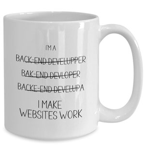 Peut inclure: Une tasse à café en céramique blanche avec du texte noir qui dit "I'MA BACK-END DEVELUPPER BAK-END DEVLOPER BACKE-END DEVELUPA I MAKE WEBSITES WORK"