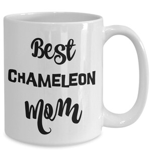 Peut inclure: Mug en céramique blanche avec du texte noir qui dit "Best Chameleon Mom".