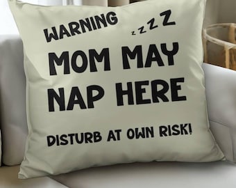 Advertencia: Mamá puede echarse una siesta aquí. Molestar bajo su propio riesgo. Almohada divertida para el Día de la Madre, cojín para siesta con humor, almohada acogedora, mamá necesita dormir.