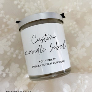 以下が含まれることがあります： 銀色の蓋と白いラベルが付いた白いキャンドルジャー。ラベルには「Custom candle label」と「You think it! I will create it for you!」と書かれています。ラベルは白い背景に黒い文字で書かれています。キャンドルジャーは白いレースの背景の上に置かれています。プロ用ラベル用紙です。