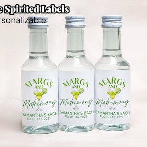 Peut inclure: Trois bouteilles en verre transparent avec des étiquettes blanches. Les étiquettes comportent du texte vert qui dit "MARGS AND Matrimong" et une illustration verte d'une margarita. Le texte sous l'illustration dit "SAMANTHA'S BACH AUGUST 16, 2025".