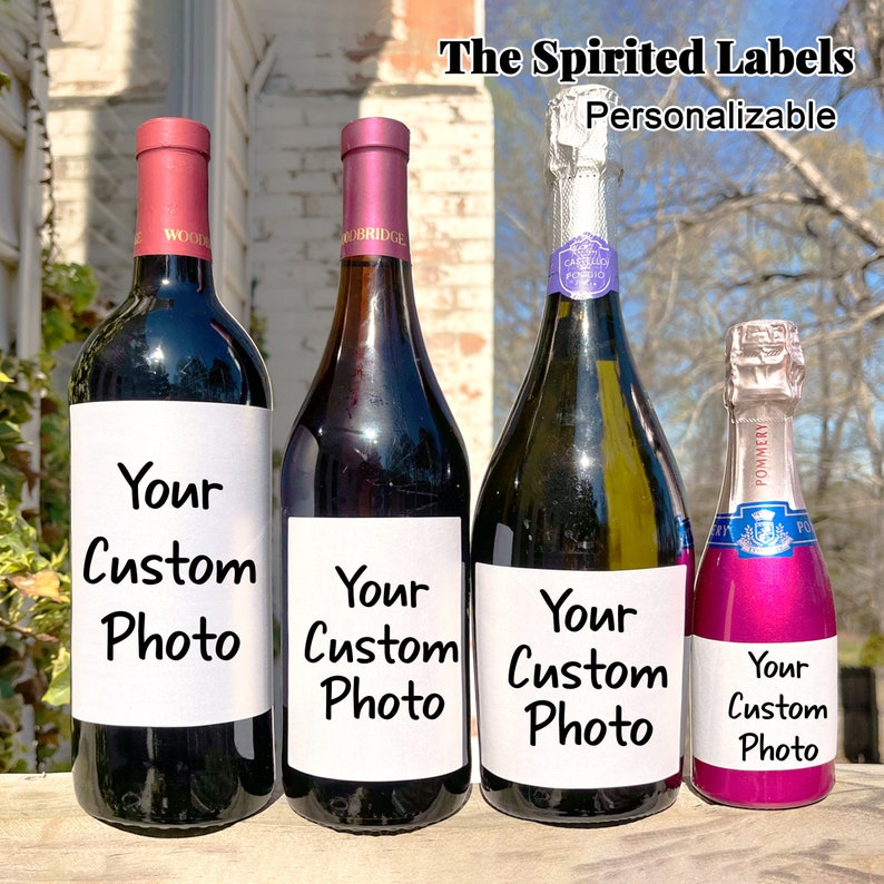 Puede incluir: Cuatro botellas de vino y champ&aacute;n con etiquetas blancas que dicen "Tu foto personalizada". Las etiquetas The Spirited Labels son personalizables.