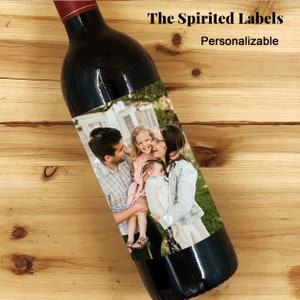 Puede incluir: Una etiqueta de botella de vino personalizada con una foto de una familia de cuatro. La etiqueta est&aacute; impresa en un fondo blanco y tiene un dise&ntilde;o simple. El texto "The Spirited Labels" y "Personalizable" est&aacute; impreso en la parte superior de la etiqueta.