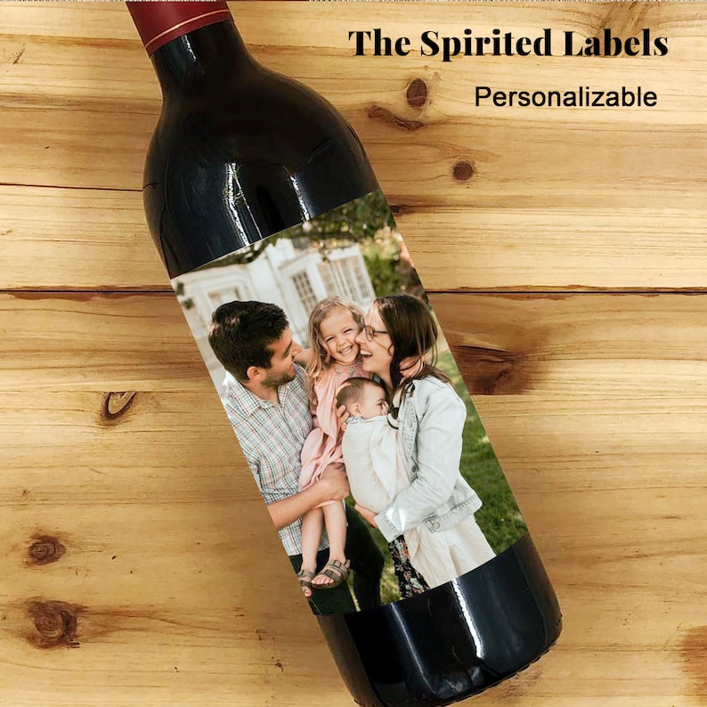 Puede incluir: Una etiqueta de botella de vino personalizada con una foto de una familia de cuatro. La etiqueta est&aacute; impresa en un fondo blanco y tiene un dise&ntilde;o simple. El texto "The Spirited Labels" y "Personalizable" est&aacute; impreso en la parte superior de la etiqueta.