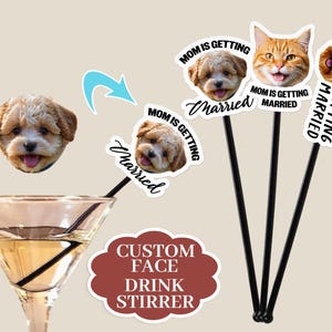 Puede incluir: Removedores de bebidas personalizados con caras de mascotas y el texto "Mam&aacute; se casa". Los removedores tienen tallos negros y est&aacute;n en una copa de martini. La imagen incluye un perro y un gato.