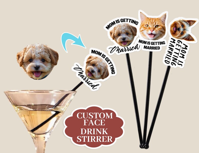 Puede incluir: Removedores de bebidas personalizados con caras de mascotas y el texto "Mam&aacute; se casa". Los removedores tienen tallos negros y est&aacute;n en una copa de martini. La imagen incluye un perro y un gato.