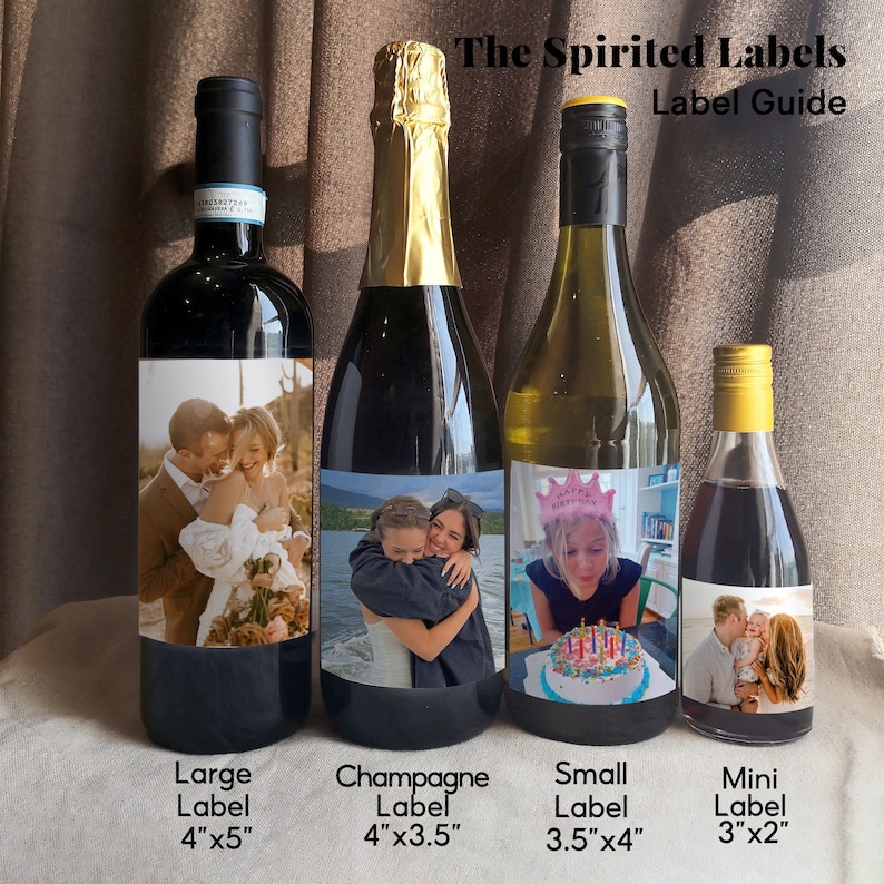 Puede incluir: Cuatro botellas de vino con etiquetas de diferentes tama&ntilde;os que muestran varias fotos. Las etiquetas son para una botella grande, una botella de champ&aacute;n, una botella peque&ntilde;a y una mini botella. Las etiquetas miden 4"x5", 4"x3.5", 3.5"x4" y 3"x2" respectivamente.
