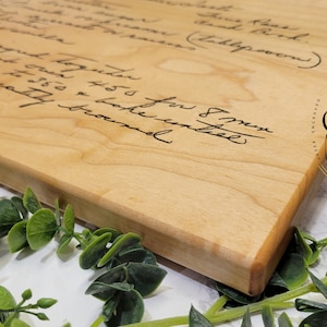 Préservez vos recettes familiales avec une planche à découper personnalisée pour recettes manuscrites
