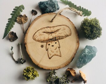 Russula Mushroom Sprite- Adorno de quema de madera de hongos