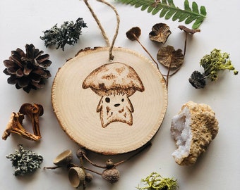 Goblet Waxcap Mushroom Sprite- Adorno de quema de madera de hongos