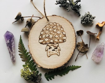 Amanita Mushroom Sprite- Adorno de quema de madera de hongo