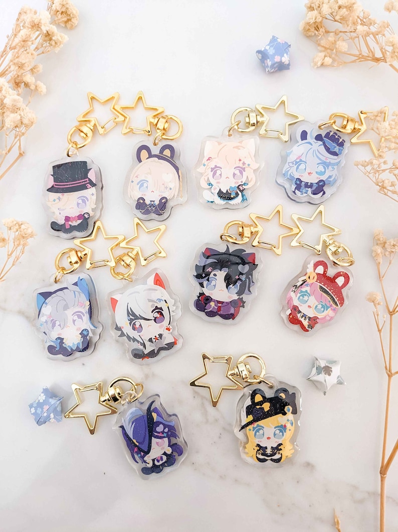 K&ouml;nnte beinhalten: Eine Sammlung von Schl&uuml;sselanh&auml;ngern mit Anime-Charakteren. Jeder Schl&uuml;sselanh&auml;nger zeigt ein einzigartiges Charakterdesign mit leuchtenden Farben und aufwendigen Details. Die Schl&uuml;sselanh&auml;nger sind an goldenen sternf&ouml;rmigen Verschl&uuml;ssen befestigt und schaffen ein charmantes und sammelbares Accessoire.