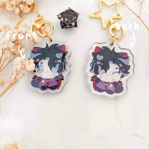 K&ouml;nnte beinhalten: Zwei Schl&uuml;sselanh&auml;nger im Anime-Stil mit goldenen sternf&ouml;rmigen Verschl&uuml;ssen. Jeder Schl&uuml;sselanh&auml;nger zeigt eine Cartoon-Figur mit schwarzen Haaren, roten Akzenten und einem lila Outfit. Ein kleiner, sternf&ouml;rmiger Anh&auml;nger mit schwarzem Blumenmuster ist ebenfalls vorhanden.