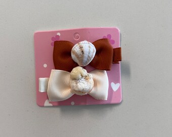 Brown/beige clips with shells