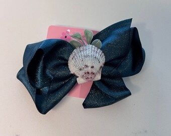 Blue sparkle clip with shell