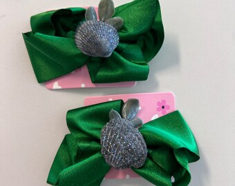 Green clip set with shells