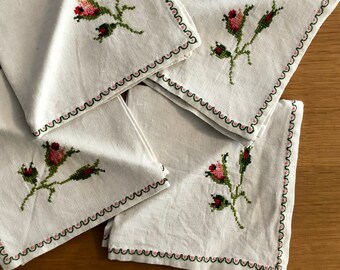 Roses, lovely set of 4 small vintage napkins - French cotton linen hand embroidered napkins, serviettes de table, flowers, romantic