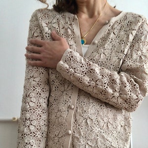 Veste d'été unique en son genre, veste cardigan haut chemisier vintage des années 1980 à la main, couvre-lit floral au crochet beige beige, cardigan en coton blanc cassé taille S/M/L