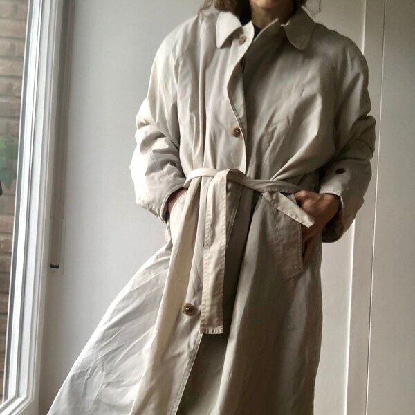 trench-coat unisexe vintage. Trench oversize beige à ceinture. Des cadeaux pour elle, des cadeaux pour lui. Trench pour homme ou femme. manches raglan