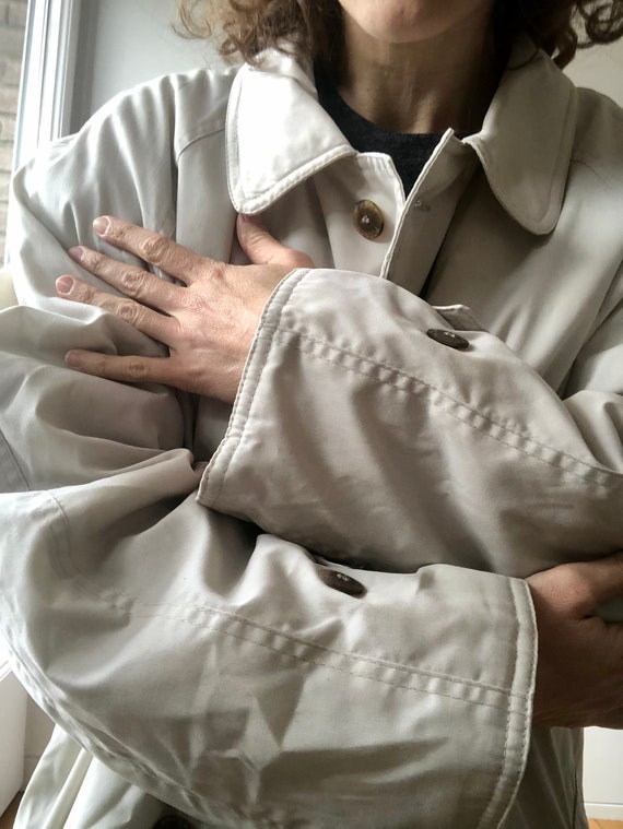 Vintage  unisex trench coat. Belted oversize beig… - image 6