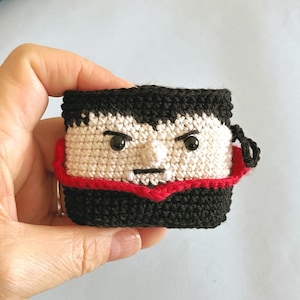 Patrón de funda de AirPods de ganchillo de Drácula, amigurumi de vampiro de Halloween (PDF) / Funda divertida para auriculares DIY