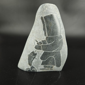Inuit Eskimo Intaglio Acquaforte Pietra ollare Scultura in pietra ollare CAN Igloo Tag firmato