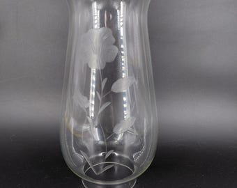 Lámpara de chimenea de cristal transparente con centro de mesa grabado floral y vela curva de 23 cm (9 pulgadas).