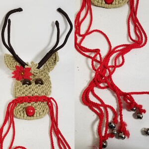 Peut inclure: Une décoration de renne en crochet avec des antennes en fil brun, une frange en fil rouge et un nez en pompon rouge. La décoration est suspendue à une ficelle de fil rouge avec des cloches attachées.