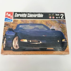 AMT 1998 GM Chevrolet Corvette Convertible 1:25 Model Kit Black L 2 Assembly Req