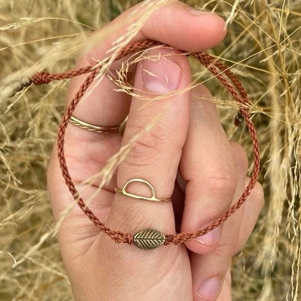 FLEUR DE LUNE | Bracelet d'amitié | Boho | Minimaliste | Micro-macramé | Ajustable avec un noeud coulissant | Fils en polyester ciré