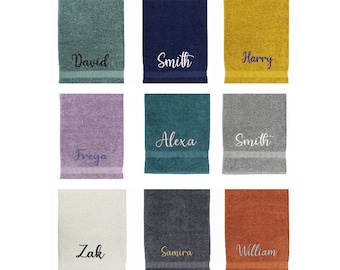 Könnte beinhalten: Eine Sammlung von 15 Handtüchern in verschiedenen Farben mit aufgestickten Namen. Die Namen sind David, Leo, Molly, Smith, Harry, Freya, Alexa, Zak, Samira, William, Samura, Gavin und Zobia.