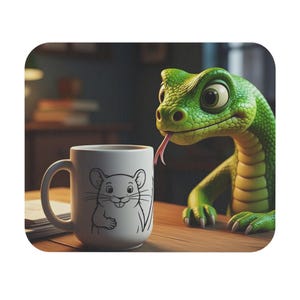 Könnte beinhalten: Eine weiße Keramiktasse mit einer Cartoon-Maus-Illustration, neben einem grünen Cartoon-Drachen mit herausgestreckter Zunge. Die Tasse steht auf einer Holzoberfläche. Der Drache hat große Augen und eine strukturierte Haut.