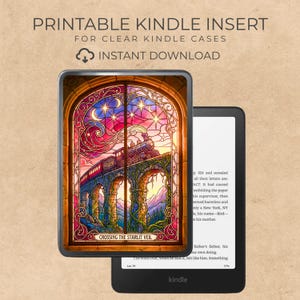Puede incluir: Inserto imprimible para Kindle para fundas Kindle transparentes. El inserto presenta un diseño de vidriera de colores con un tren que cruza un puente bajo un cielo estrellado. El texto "CROSSING THE STARLIT VEIL" es visible.