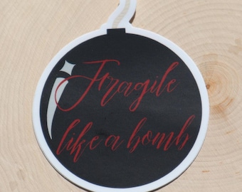 Pegatina, "Frágil como una bomba", Bomba