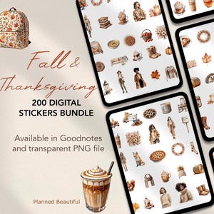 Op de afbeelding: Een digitale stickerbundel met 200 illustraties met een herfst- en Thanksgivingthema. De stickers zijn beschikbaar in Goodnotes- en transparante PNG-bestandsformaten. De illustraties omvatten een verscheidenheid aan herfstachtige elementen, zoals bladeren, pompoenen, eikels en koffiebekers.