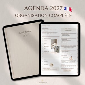 Puede incluir: Una agenda digital 2027 mostrada en la pantalla de una tableta junto a una agenda física cerrada con cubierta beige. La pantalla muestra una página de programación diaria con secciones para niveles de energía, estrés, tareas e hidratación.