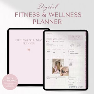 Puede incluir: Un planificador digital de fitness y bienestar en dos tabletas. La pantalla izquierda muestra una portada rosa pálido con el texto "FITNESS & WELLNESS PLANNER" y un icono de lazo. La pantalla derecha muestra una página de seguimiento diario con secciones para entrenamientos, sueño, nutrición y objetivos.