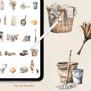 Pu&ograve; includere: Un set di illustrazioni ad acquerello di oggetti per la casa, tra cui una scopa, una paletta per la polvere, uno straccio, un secchio, un water, una vasca da bagno, un divano, una stufa, un lavandino, un bidone della spazzatura, una bottiglia di soluzione detergente, un sapone, un cesto per la biancheria, uno stendino, un'auto, un ferro da stiro, un vaso con fiori, una padella, una pagnotta di pane e un gatto. Le illustrazioni sono in uno schema di colori marrone chiaro e bianco e sono perfette per l'uso in pianificatori, diari e altri progetti creativi.