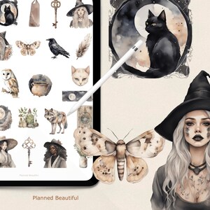 Pu&ograve; includere: Un set di adesivi digitali con illustrazioni ad acquerello di una strega, un gatto, un lupo, una falena, un corvo, un calderone, una chiave, una luna, una piuma, un teschio, un acchiappasogni, una pianta e un gufo. Gli adesivi sono progettati in uno stile scuro e stravagante con una tavolozza di colori tenui di nero, bianco e marrone.